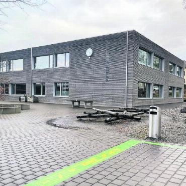 «Wir können das nur empfehlen» - Das «Copy-Paste-Schulhaus» in Reinach heisst heute «Pfrundmatt 2», es wurde im August 2016 eingeweiht: Der Gemeinderat und der Liegenschaftsverantwortliche der Wynentaler Gemeinde sind sehr zufrieden mit dieser Schulhausvariante und würden den gleichen Weg wieder einschlagen. Bild: Josip Lasic
