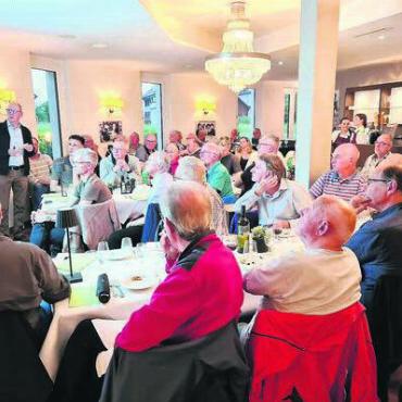 Im Winter brauchts mehr Strom - Betriebsleiter Philipp Stutz stellt die Etappe 3 vor mit der Ringleitung zwischen der Trafostation Ruetig und Dorf. Bild: zg