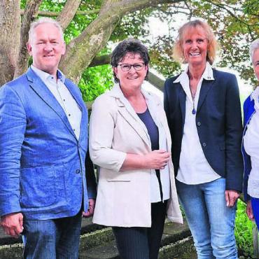 Der Kanton zu Gast in Bünzen - Von links: Simon Waltenspühl und Kurt Gerhard, die beiden Neuen im Vorstand, mit Präsidentin Milly Stöckli und den zurücktretenden Susanne Voser und Annette Heuberger. Ueli Widmer fehlte aus gesundheitlichen Gründen. Bilder: Thomas Stöckli