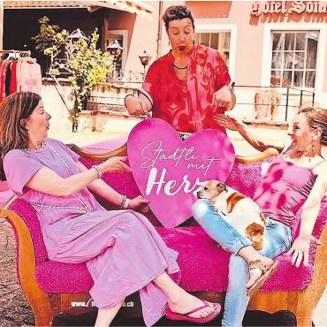 Herzlich Pink zum Zweiten - Freuen sich auf die Zweitauflage ihres pinken Städtli-Zaubers: Corinna Sorg, Biggi Winteler und Simone Meier (von links). Bild: zg