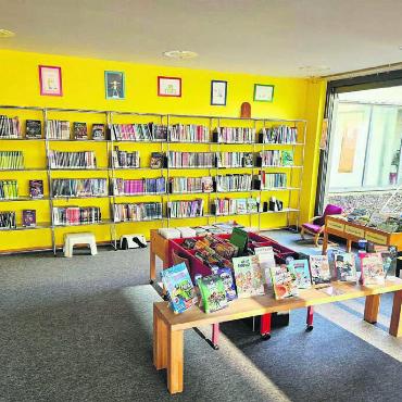 Zunahme der digitalen Ausleihen - In der Zentrumsbibliothek Mutschellen war 2024 viel los. Das Team um Leiterin Maria Schär legt viel Wert darauf, eine gemütliche Atmosphäre zu schaffen und die Medien zu präsentieren. Bild: zg