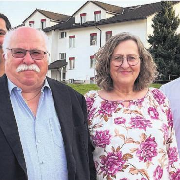 Eine Lösung muss her - Die Mitglieder des Referendumskomitees (von links) Thomas Trüb, Lieni Füglistaller, Yvonne Jenni und Ramon Hug freuen sich über den Sieg. Bild: Sabrina Salm