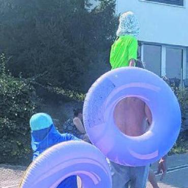 Rein ins Rutschvergnügen - Wer unten ankommt, nimmt sogleich wieder den Weg nach oben unter die Füsse.