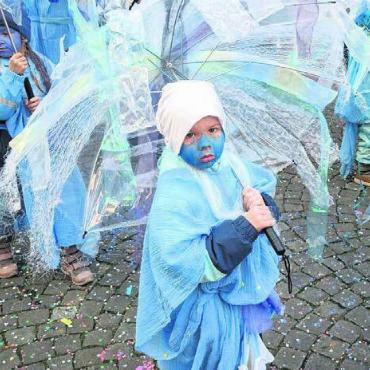Fantastisches Städtli - Wobei diese Reussqualle wie ihre vielen blauen Gspändli auch für Regenwetter gewappnet gewesen wäre.
