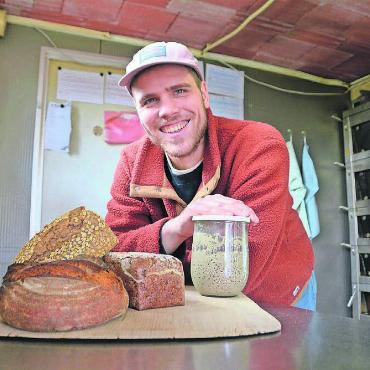 «Fortuna» machts möglich - Philipp Nesseler in seiner Mikro-Bäckerei in Oberwil-Lieli mit seinen Brotkreationen und der Mutterkultur «Fortuna». «Sie entscheidet letzten Endes übers Gelingen beim Backen», sagt er. Bild: Sabrina Salm