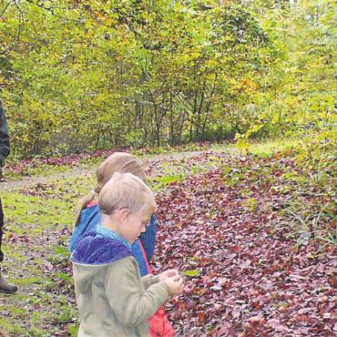 Waldpflege ist auch Klimaschutz - Revierförster Christoph Schmid (rechts) wusste viel Spannendes über den Wald zu berichten. Bild: aha