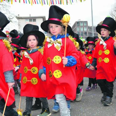 Fasnacht hat begonnen - Die Fasnacht mobilisiert Gross und Klein. Am Sonntag werden wieder Tausende durch die Gassen Bremgartens ziehen. Bild: Archiv (sab)