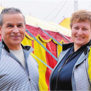 Dorfgeschichte geschrieben - Zwei Turnende mit Herz und Humor für grosse Projekte. OK-Präsident Erich Rey und Sponsoring-Chefin Maritta Fischer, dank deren Engagement der Circus Meri unvergesslich wurde. Bild: Archiv