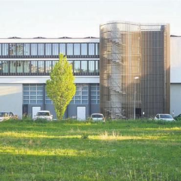 Bericht der Architekten - Nordfassade mit neuem Treppenturm im Lamellengewand. Bild: Felix Schmidli