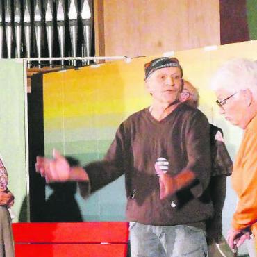 Seit einem Jahrzehnt aktiv - Das Seniorentheater St. Gallen unterhält auf dem Mutschellen mit seinem Stück «Im Park». Bild: zg