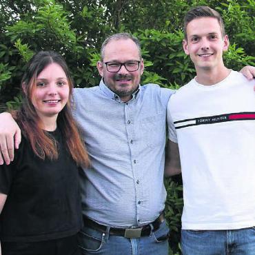 Noch jüngerer Vorstand - Stabsübergabe: Ralf Wünsch (Mitte) übergibt nach 15 Jahren im Vorstand seine Ämter an Simon Zehnder (rechts) und Rahel Bircher (links) übernimmt den Posten als Vizepräsidentin. Bild: zg