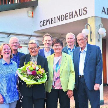 Ein Meilenstein für Arni - Ein warmes Willkommen für die 2000. Einwohnerin Heidi Gassmann (mit Blumen) und ihren Mann Roger Gassmann (ganz rechts) in Arni. Von links: Gemeindeschreiberin Ursula Staubli, Vizeammann Kurt Süess, Gemeinderat André Huber, Frau Gemeindeammann Evelyn Pfister und Gemeinderat Thomas Frei. Bild: Thomas Stöckli