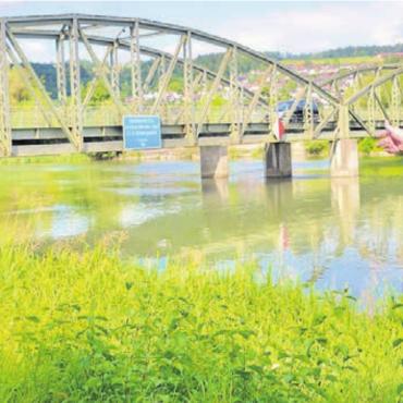 Den Freizeitdruck kanalisieren - Links der rot-weissen Tafel ist die Durchfahrt im Sommerhalbjahr erlaubt. Matthias Betsche (links) und Niklaus Peyer an der Reussbrücke Rottenschwil. Bild: tst