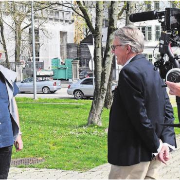 Ein Wohler und das pralle Leben - Auf Spurensuche in der Heimat: Filmemacherin Helena Dali (links) drehte auch in Wohlen diverse Sequenzen. Und Lokalhistoriker Daniel Güntert (mit Strohhut) gab Auskunft.
Bilder: pd/dm
