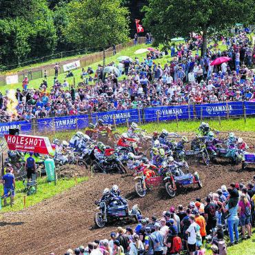 Stars, Stunts und Stimmung - Feuer beim «Holeshot». Das Seitenwagen-Rennen – eines der grossen Highlights – ist gerade gestartet.