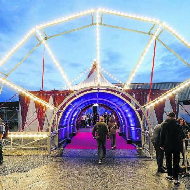 Comedy, Kabarett, Literatur - Hereinspaziert zu Monti’s Kulturtagen: Bereits der Eingang sorgt für Festivalstimmung. Bild: pd