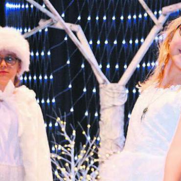 Unruhen im Winterland - Alison Lehmann (rechts) mimt die Waldtänzerin, Roxy Ruesch die Märchenmeisterin.