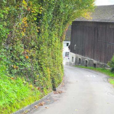 Mehr Sicherheit verlangt - Die Kirchrainstrasse ist bereits heute eng. Nach der Sanierung soll sie vor der Scheune verbreitert werden. Der Bereich der Scheune bleibt aber auch künftig ein Nadelöhr.