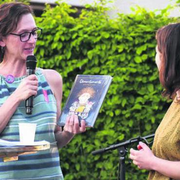 «Solidarität ist kein Luxus» - Ein typisch freiämterisches Geschenk passt bestens: Laura Pascolin, Präsidentin der SP Wohlen, überreichte Mattea Meyer das beliebte Kinderbuch «Chnorrlimorrli».