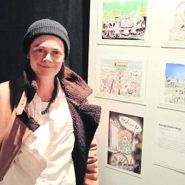 Lob vom grossen Vorbild - Esther Sorg alias Etschgi vor ihrem Stand im Museum für Kommunikation in Bern. Die Sarmenstorferin ist mit ihren Werken bereits zum fünften Mal an der Ausstellung «Gezeichnet» dabei. Ihr neustes Werk gibt es auf der letzten Seite. Bild: zg
