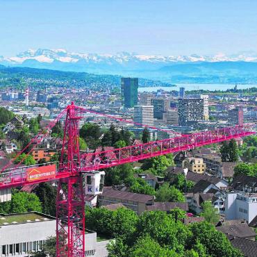 Rocchinotti – Bauen aus Leidenschaft - Ein Bild statt 1000 Worte: Ein Rocchinotti-Kran über den Dächern von Zürich. Bild: zvg