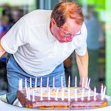 Gelebte Menschlichkeit - Das 30-Jahr-Jubiläum des Alterszentrums Burkertsmatt wurde mit Bewohnenden, Angehörigen, Vorstandsmitgliedern, Abgeordneten und weiteren Gästen, und natürlich mit Torte, gebührend gefeiert. Bilder: Sabrina Salm / zg
