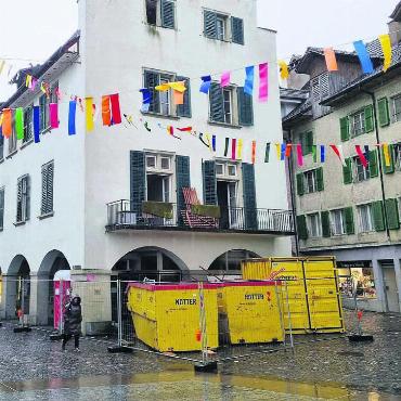 Der Weg zur neuen Metzgerei - Baustelle eingangs der Altstadt: Das Stierli-Haus ist umzäunt. Die Metzgerei ist derweil ein Haus weiter zu Beller gezügelt. Bild: zg