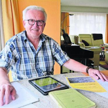 Historie verständlich machen - Toni Rohrer hat sich in seinem Haus in Nesselnbach Hunderte von Stunden mit der Transkription beschäftigt und dabei auch diverse andere Werke für den Quellenvergleich genutzt. Bild: Chregi Hansen