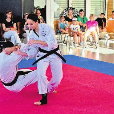 Das Dorf, in dem man sich hilft - Die Karate-Geschwister Estevao zeigen in der Aula, wie es beim Kumite zur Sache geht.