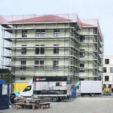 Erste grosse Etappe steht kurz vor dem Abschluss - Die Arbeiten an der Fassade des alten Schulhauses Halde dauern länger als geplant. Bild: chh