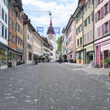 Pinke Altstadt - Bald stoffüberzogen: In der Marktgasse wird ein grosser pinker Teppich ausgerollt. Bilder: Marco Huwyler