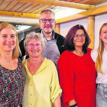 Weiterhin vermittelnde Kraft - Der Vorstand der Mitte-Ortspartei (von links): Sabine Wiederkehr, Isabelle Schuppisser, Sue Rey, Heinrich Supthut, Eva Störzbach, Jacqueline Wick und Theo Rau. Bild: zg