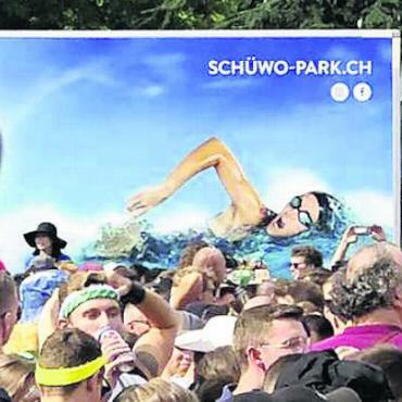 Den Megaevent abgegeben - Bis 2019 ein gewohntes Bild an der Streetparade: Ein Schüwo-Lastwagen inmitten der tanzenden Menge. Bild: zg
