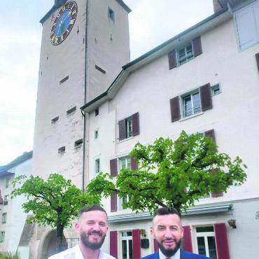 Neues Altstadtrestaurant - Sylejman Zogaj (r.) benennt sein neues Restaurant nach seinem charakteristischen Nachbarn: dem Spittelturm. Bild: Marco Huwyler
