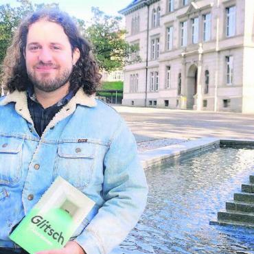«Bremgarten hat mich geprägt» - Florian Oegerli mit seinem neuen Roman «Glitsch» vor seiner alten Schule. Bremgarten habe ihn stark geprägt, sagt der heute 33-Jährige. Bild: Marco Huwyler