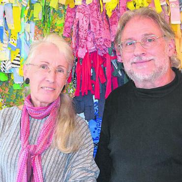 Die Welt trifft sich in Zufikon - Die Initianten von «Alli mitenand» Lis und Heinz Keller. Bild: sab