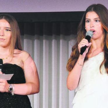 Emotionaler Abschied - Sie führten mit viel Geschick durch den Abend: Veronica Ramadani (links) und Lara Soares-Martins.
