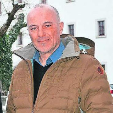 Warmes Licht auch mit LED - Stefano Righetti leitet die Umrüstung auf LED. Bild: Archiv
