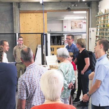 Juni-Schreiner-Tag - Geduldig standen die Besucher an, bis ihr persönlicher Schlüsselanhänger graviert wurde. Bild: zg