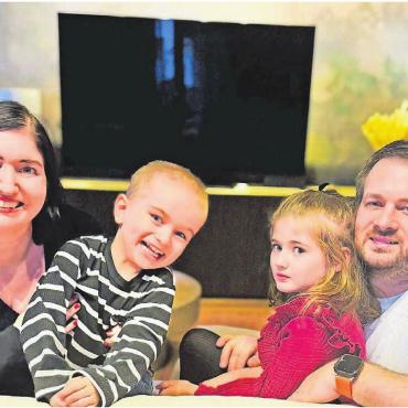 Grosse Erleichterung im Alltag - Freude über die neue Stube, von links: Corinne Aeschlimann mit Eliah, Samira und Pascal Aeschlimann. Bilder: zg