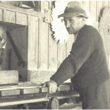 Eigenen Wurzeln treu geblieben - Firmengründer Josef Koch-Koch bei der Arbeit. Die Aufnahme stammt aus dem Jahr 1943, damals war er 50-jährig.