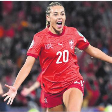 Freiämter Sportler des Jahres - ALAYAH PILGRIM (22)
MURI / AS ROM
FUSSBALL
Alayah Pilgrim spielt mit den Frauen der AS Rom in der Champions League und ist in der Tabelle der Serie A ganz oben anzutreffen. Im Schweizer Nationalteam wird sie im Sommer zu einer prägenden Figur. Die Stürmerin wird in allen vier Spielen der Heim-Europameisterschaft eingewechselt, erzielt beim Sieg gegen Island das entscheidende 2:0.