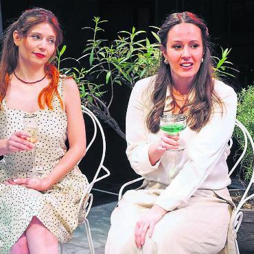 «Im Feuer der Jungen» - Fabienne Bossart (l.) und Anja Betschart (r.) gehören seit Jahren zum Ensemble des Kellertheaters. Bild: zg