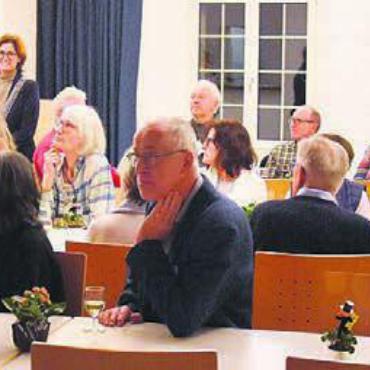 Wachsendes Interesse - Martin Villiger (links), Präsident der Genossenschaft KISS Reusstal-Mutschellen, begrüsste die Teilnehmerinnen und Teilnehmer beim Neujahrsapéro. Bild: zg