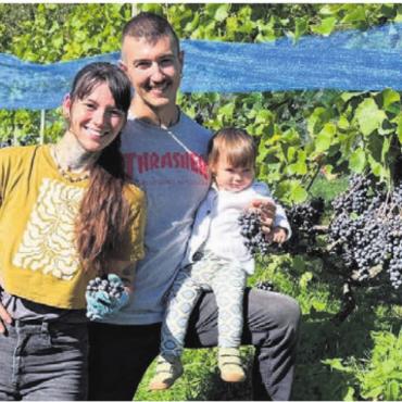 Ein besonderer Moment - Angelika und Dimitrios Giotis-Brem mit Tochter Aurora, die neuen Pächter vom Hof im Paradies. Bild: zg
