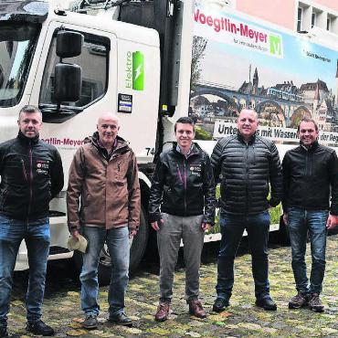 Ladung reicht für den ganzen Tag - Grosser Bahnhof für das neue Elektrofahrzeug mit Sandro Graf (3. von links) und Stadtrat Stephan Troxler (3. von rechts). Bild: Erika Obrist