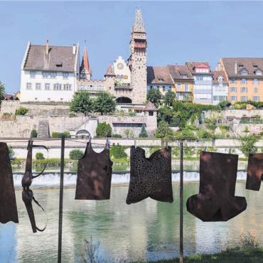 Das Licht in der Stadtkirche - Kunst am Reussufer: Auch auf die Bremgarter Schoggiseite bietet sich in den nächsten 30 Tagen eine etwas andere Ansicht. Bild: Marco Huwyler
