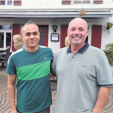 «Meine Gäste gernhaben» - Harmonisch und voller Vorfreude: Der neue Wirt Faruque Bepary (l.) und sein Bremgarter Verpächter Sandro Comolli (r.) vor dem künftigen «Zum Kreuz» beim Altstadteingang. Bild: Marco Huwyler