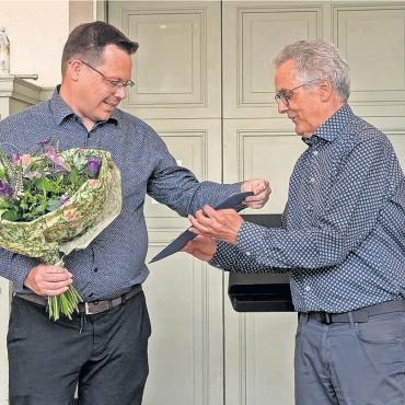 Auf den Spuren von Grossen - Reto Hugenberg (l.) nimmt den Preis von Stiftungspräsident Reto Jäger entgegen. Bild: huy