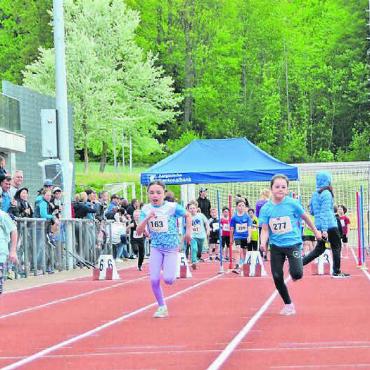 Mehr als ein Wettrennen - Der Mutschälle-Sprint ist ein Traditionsanlass. Motiviert rennen Kinder Jahr für Jahr um die Wette. Tatkräftig werden sie jeweils von den vielen Zuschauern angefeuert. Bilder: Sabrina Salm